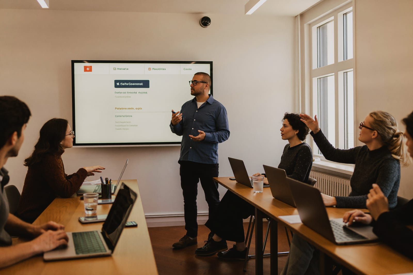 Inhouse-Workshop: HR-Team arbeitet mit Laptops an eigenen Use-Cases